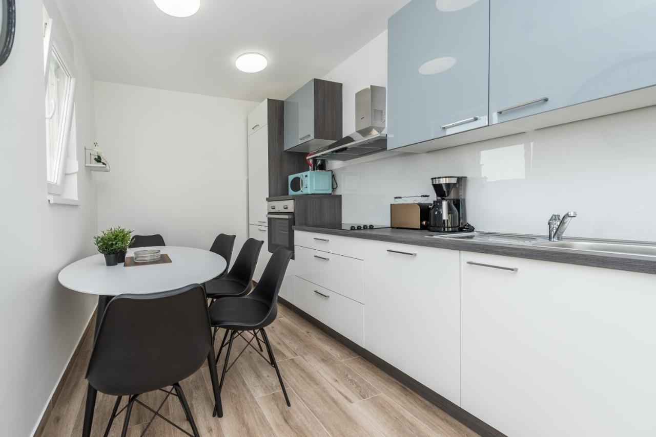 Pool Apartments Banta B Novalja Eksteriør billede