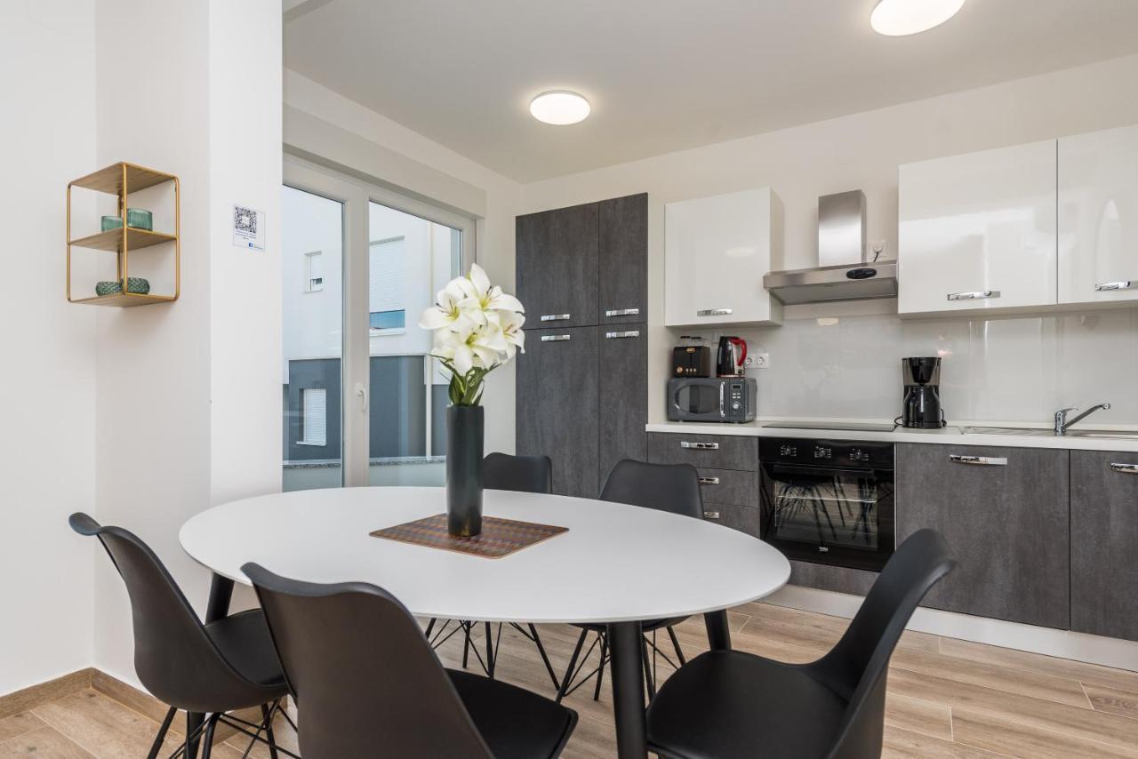 Pool Apartments Banta B Novalja Eksteriør billede